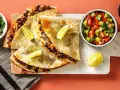 Läckra quesadillas med svarta bönor och ost, serverade med salsa och lime. Ett perfekt quesadillas recept för en snabb och smakrik måltid.