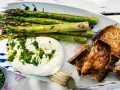 Burrata med sparris och rostat bröd, toppad med en fräsch gremolata. Perfekt för ett lätt sommarmål.
