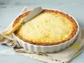 En gyllene ananaspaj med en krämig fyllning, redo att serveras. Ett perfekt ananaspaj recept för fikat.