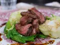 Skivat, saftigt yakiniku-kött serverat med ångad pak choi och sesamfrön. Ett perfekt yakiniku recept för en snabb middag.