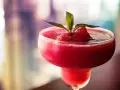 Fryst jordgubbsdaiquiri, perfekt för en varm sommardag. Här är ett enkelt frozen strawberry daiquiri recept.