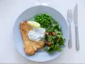 Panerad fisk med ärtor, sallad och en krämig skolans dillsås. En klassisk svensk rätt som smakar sommar.