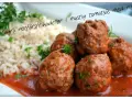 Magra nötfärsfrikadeller i mustig tomatsås med ris. En klassisk svensk rätt som värmer själen.