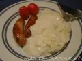 En tallrik med stuvad vitkål, korv och tomater. En klassisk svensk husmanskosträtt.