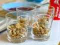 Smulsa i ett gott dessert i glas med krossade digestivekex.