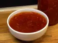 En skål med söt chili sås, redo att förhöja smaken på din favoritmat.