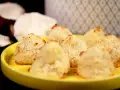 Gyllene kokostoppar på en gul tallrik, perfekta för ett enkelt kokostoppar recept.