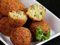 Krispiga falafelbollar med persilja, redo att serveras. Ett perfekt falafel recept för alla tillfällen.