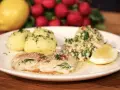 En tallrik med stekt kolja, dill, potatis och en citronskiva. Ett perfekt kolja recept för en god middag.