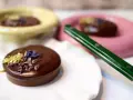 Chokladmousse med pistagekross och kakaonibs. Enkel dessert som ser lyxig ut.