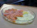 Laxpudding recept: skivad potatis i ugnsform med rå lax och dill. Enkel och god middag.