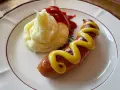 En klassisk korv med mos, serverad med senap och ketchup. Enkel och god vardagsmat.