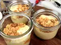 Tre små glasburkar med len vit chokladmousse toppad med smulig crumble. Perfekt för en söt stund.