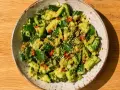 En skål med asiatisk gurksallad, toppad med sesamfrön, chili och salladslök. En fräsch och smakrik rätt.