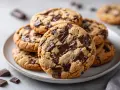 En hög med chokladkakor, perfekta för ett enkelt cookies recept.
