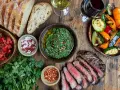 En saftig biff med grillade grönsaker, färskt bröd och en härlig chimichurri. Perfekt för en sommarkväll!