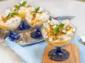 Fluffig Eton Mess med passionsfrukt och maräng i glasbägare. En härlig dessert som smälter i munnen.