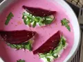 Vacker vegansk mat: rödbetor med ruccola och en krämig, rosa sås. En fest för ögat och magen!