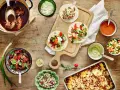 En härlig dukning med tacos, gryta med kött, salsa och guacamole. Perfekt för en mysig kväll med vin till tacos.