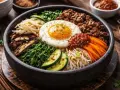En vacker skål med bibimbap, fylld med ris, grönsaker, köttfärs och ett stekt ägg. Perfekt för ett snabbt och gott bibimbap recept.