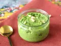 En burk med hemgjord pesto, toppad med pinjenötter. Perfekt för ditt nästa pesto recept!