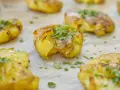 Krispiga, gyllene smashed potatis med färsk persilja. Perfekt tillbehör som smälter i munnen.