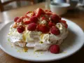 En vacker pavlova med vispgrädde, färska jordgubbar, hallon och passionsfrukt. Ett perfekt pavlova recept för sommaren!