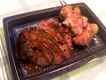 Helstekt entrecote i ugn, saftig och skivad, serveras med potatispaket inslagna i bacon. En festmåltid!