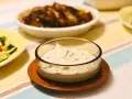 Krämig blue cheese dressing recept i en skål, serverad med sallad och grillat kött. Perfekt tillbehör!