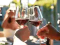 Två glas rött vin skålar i solnedgången, perfekt tillbehör till en råbiff.
