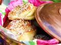 Nybakade vaniljbullar med pärlsocker i en fin burk, redo att avnjutas. Ett perfekt recept för fika.