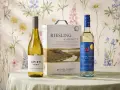 Tre flaskor vitt vin och en bag-in-box med Riesling står uppdukade. Perfekt vin till midsommar!
