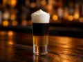 En shot med tre lager: gyllene likör, mörk kaffe och fluffig grädde. En riktig hot shot för en kväll ute.
