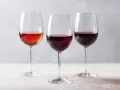Tre glas med vin, perfekt för att välja rätt vin till ryggbiff.