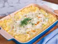 En krämig fiskgratäng med potatismos, perfekt för ett alaska pollock recept. Garnerad med färsk dill.