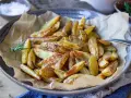 Klyftpotatis i airfryer, gyllene och krispiga, serverade med rosmarin. Perfekt tillbehör!