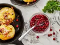 Kroppkakor recept: Gyllene kroppkakor i gjutjärnspanna med knaperstekt fläsk och lingonsylt. En klassisk svensk rätt.