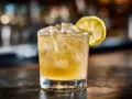 En kyld whiskey sour med is och en citronskiva, redo att avnjutas.