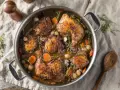 En mustig gryta med kyckling, morötter och svamp, perfekt för att servera med ett gott vin till coq au vin.