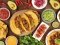 En härlig taco-buffé med allt gott till tacos: köttfyllning, guacamole, salsa, nachos och chili.