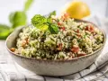 En skål med färgglad tabbouleh, en sallad där man kan koka bulgur med tomat, persilja och mynta.