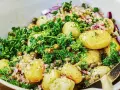 Fransk potatissallad dagen innan, med små potatisar, kapris, rödlök och persilja i en krämig dressing.