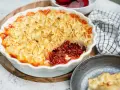 En gyllene shepherd's pie med potatismoslock, fylld med en mustig lins- och rotfruktsröra. Serveras med rödbetor.