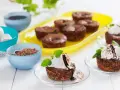 Kladdkakemuffins recept med vaniljglass, chokladsås och mynta. Perfekt för fikat!