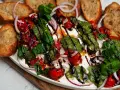 En krämig burrata med tomater, rödlök, basilika och pesto. Perfekt tillbehör till grillat bröd. Ett enkelt burrata recept.