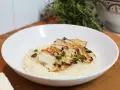 En krämig risotto med kyckling, toppad med färska örter och en bit parmesan. En perfekt risotto med kyckling för en härlig middag.