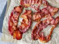 Krispigt, gyllene bacon i airfryer, perfekt stekt och redo att avnjutas.