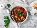 En mustig gryta med mört kött, potatis och morötter, perfekt till ett glas vin till boeuf bourguignon.
