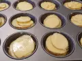 Tunna skivor av potatis i muffinsform, redo att bakas. Enkel och god rätt.
