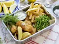 En krispig fiskgratäng med pommes frites, ärtor och citron. Perfekt för en snabb middag som hela familjen älskar.